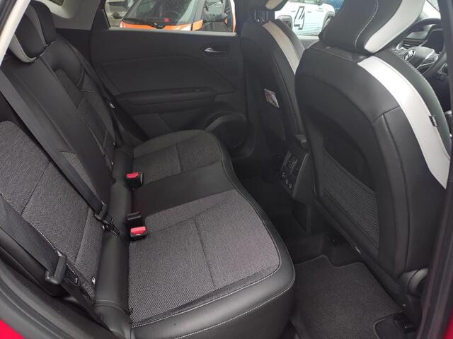 Renault CAPTUR 1.3 TCe 140 Intens AUTOMAAT / TREKHAAK / NAVIGATIE incl. APPLE & ANDROID CARPLAY / CLIMATE CONTROL / PARKEERSENSOREN EN CAMERA