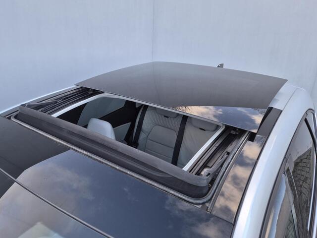 Renault CAPTUR 1.3 TCe 140 Initiale Paris Automaat / Dealer onderhouden / Trekgewicht 1500 kg / Glazen schuif- en kanteldak / Rondomzicht camera / Bose Audio Systeem / Stuur-, en Stoel verwarming / Apple Carplay Android Auto / Cruise control /