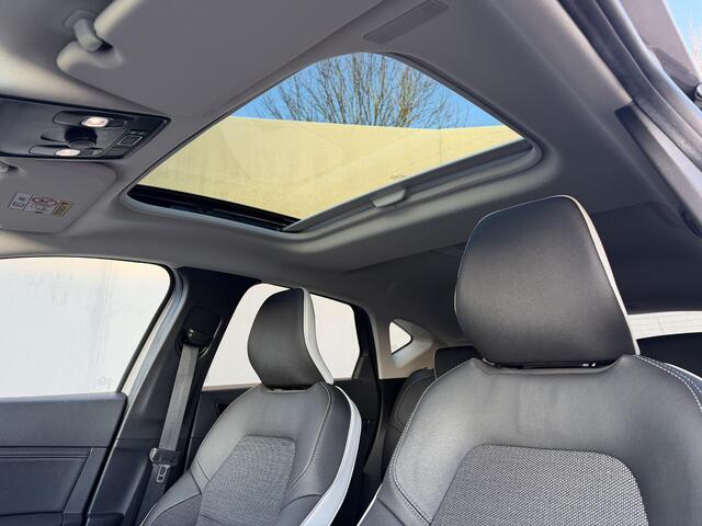 Renault CAPTUR 1.6 E-Tech full hybrid 145 techno / Schuif & Kanteldak / Dealer Onderhouden / Adaptieve Cruise / Stoel & Stuurwielverwarming / Navigatie / AppleCarplay & Android Auto / Dodehoek Detectie / Camera / Volledig digitaal instrumentenpaneel / LED / DAB /