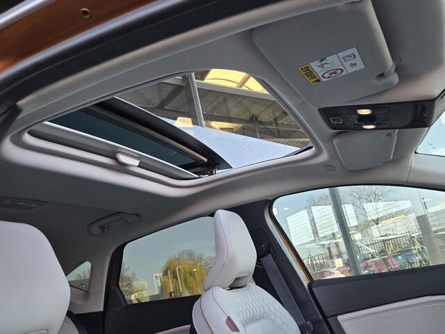 Renault CAPTUR 1.3 TCe 155 PK Initiale Paris | Volledig dealer onderhouden met kilometerstand historie. Pano | Carplay | BOSE | Winter-pakket | Leder | Trekhaak | 1Ste Eigenaar. Interesse in een bezichtiging of proefrit, bel of app met 06-24282842 / 06-42130156