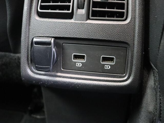 Renault CAPTUR 1.3 TCe 140 Intens | Trekhaak | Adaptive cruise control | Achteruitrijcamera | Stoel & stuur verwarming | Parkeersensoren voor & achter | Eerste eigenaar |