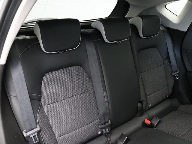 Renault CAPTUR 1.3 TCe 140 Intens | Trekhaak | Adaptive cruise control | Achteruitrijcamera | Stoel & stuur verwarming | Parkeersensoren voor & achter | Eerste eigenaar |