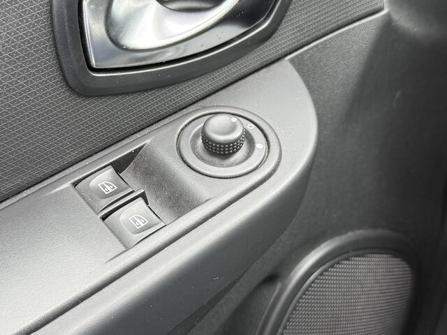 Renault CLIO 0.9 TCe 90 Authentique Black Line | NAP | Airco | Trekhaak | Cruise Control | Lichtmetaal |
