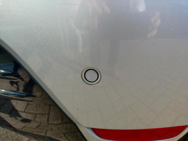 Renault CLIO 0.9 TCe Limited / AIRCONDITIONING / KEYLESS ENTRY / PARKEERSENSOREN / NAVIAGTIE & BLUETOOTH / CRUISE CONTROL