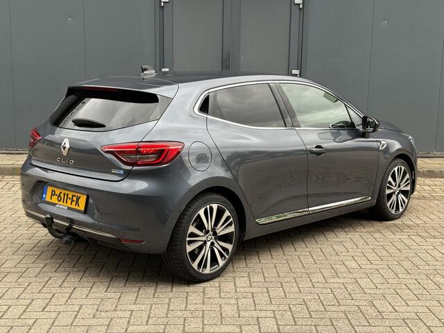 Renault CLIO 1.6 E-Tech Hybrid 140PK Initiale Paris / Trekhaak / All Season Banden / Lederen Bekleding / Stoel & Stuurverwarming / Apple Carplay & Android Auto / Navigatie / Achteruitrijcamera /