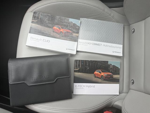 Renault CLIO 1.6 E-Tech Hybrid 140PK Initiale Paris / Trekhaak / All Season Banden / Lederen Bekleding / Stoel & Stuurverwarming / Apple Carplay & Android Auto / Navigatie / Achteruitrijcamera /