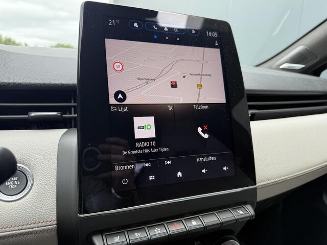 Renault CLIO 1.6 E-Tech Hybrid 140PK Initiale Paris / Trekhaak / All Season Banden / Lederen Bekleding / Stoel & Stuurverwarming / Apple Carplay & Android Auto / Navigatie / Achteruitrijcamera /