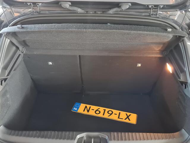 Renault CLIO 1.0 TCe 90 Intens NAVIGATIE | PARKEERSENSOREN ACHTER | CLIMATE CONTROL | LICHTMETALEN VELGEN | PRIVACY GLASS