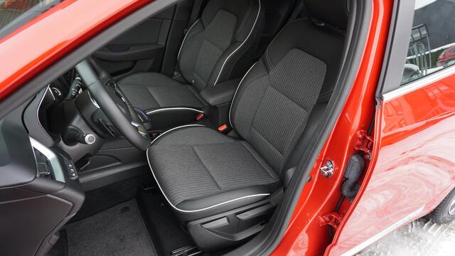 Renault CLIO 1.3 131PK TCe Automaat Intens 5Drs LED Navi Stoelverwarming A-Camera 16inch LM *NL auto* 37609km!