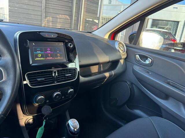 Renault CLIO Estate 0.9 TCe Limited 90PK | ZEER NETTE STAAT | NL Auto | Afneembare Trekhaak | Airco | Cruise Control | DAB+ | Armsteun | Lichtmetalen Velgen | Parkeersensoren | Navigatie | 2 Sleutels |