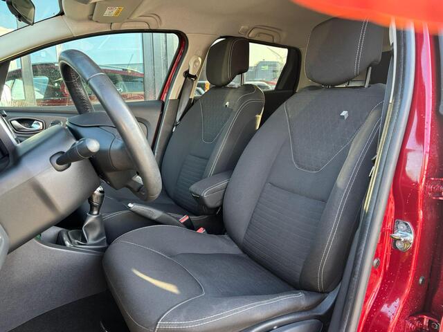 Renault CLIO Estate 0.9 TCe Limited 90PK | ZEER NETTE STAAT | NL Auto | Afneembare Trekhaak | Airco | Cruise Control | DAB+ | Armsteun | Lichtmetalen Velgen | Parkeersensoren | Navigatie | 2 Sleutels |
