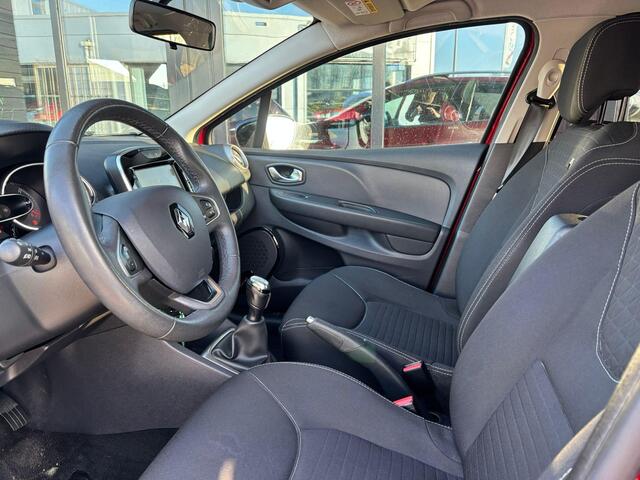 Renault CLIO Estate 0.9 TCe Limited 90PK | ZEER NETTE STAAT | NL Auto | Afneembare Trekhaak | Airco | Cruise Control | DAB+ | Armsteun | Lichtmetalen Velgen | Parkeersensoren | Navigatie | 2 Sleutels |