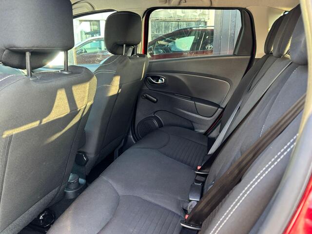 Renault CLIO Estate 0.9 TCe Limited 90PK | ZEER NETTE STAAT | NL Auto | Afneembare Trekhaak | Airco | Cruise Control | DAB+ | Armsteun | Lichtmetalen Velgen | Parkeersensoren | Navigatie | 2 Sleutels |