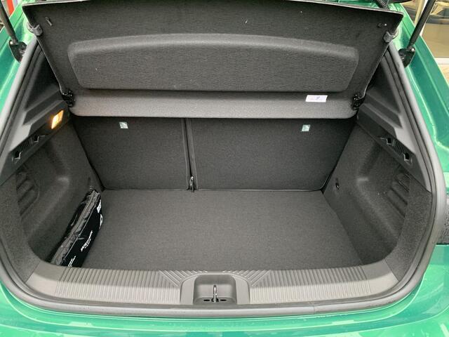 Renault CLIO 1.8 Hybrid 160 techno | Pack Premiere t.w.v. ¤1.400,- | Stoelverwarming | Dodehoekdetectie | 3D Around view camera