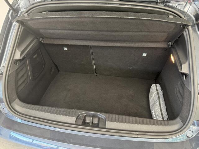 Renault CLIO 1.6 E-Tech Hybrid 140 Initiale Paris | Leder | BOSE | Stoelverwarming | Navigatie | Achteruitrijcamera |