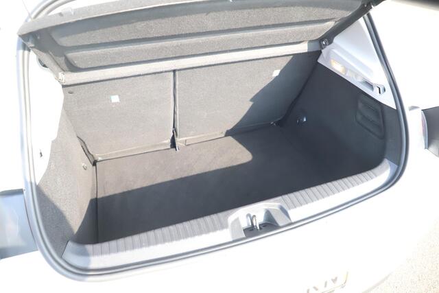 Renault CLIO 1.0 TCe 90 Equilibre Navigatie Carplay Android Climate Cruise Control Rijstrooksensor Parkeersensor All-season banden!