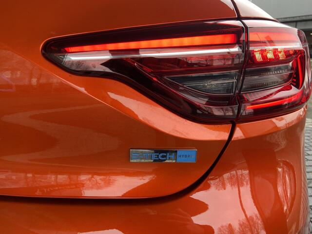 Renault CLIO 1.6 E-Tech Hybrid 140 Intens / CLIMATE CONTROL / PDC + CAMERA / APPLE & ANDROID CARPLAY / 17" INCH VELGEN /