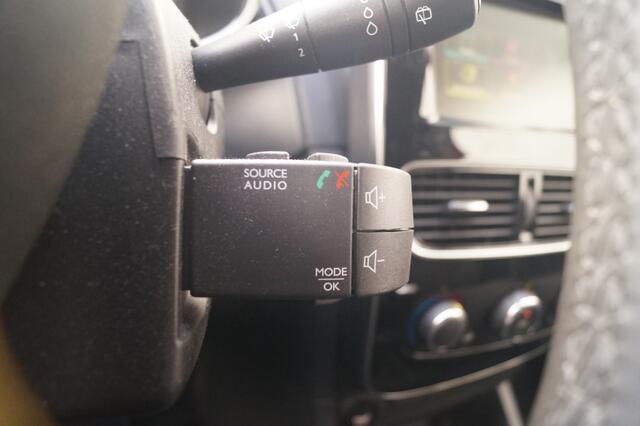 Renault CLIO Estate 0.9 TCe 90pk Limited -NAVI-AIRCO-PDC-TREKHAAK-LED-