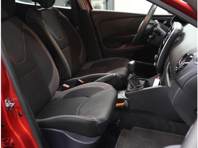 Renault CLIO 90PK TCe Zen | 2de eigenaar | Keyless | Radio/DAB | Bluetooth | Navigatie | LED | Climate Control | Isofix | Parkeersensoren | Start/stop systeem | All Season Banden | NL AUTO! |