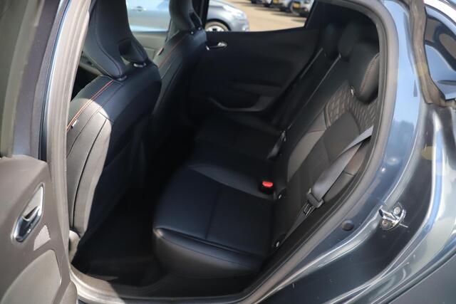 Renault CLIO 1.0 TCe Initiale Paris 101PK Groot Navigatie Achteruitrijcamera Lederen Bekleding 17 inch LMV