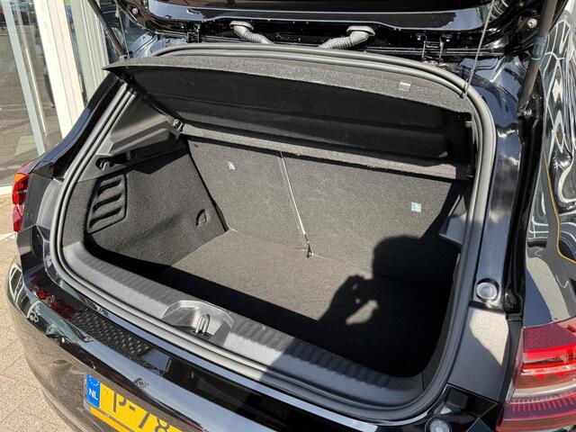 Renault CLIO 1.6 E-Tech Hybrid 140 Initiale Paris | NAP | Stoel & stuur verwarming | Leer | Navigatie | Achteruitrijcamera | Lichtmetaal | Climate Control | LED | DAB |