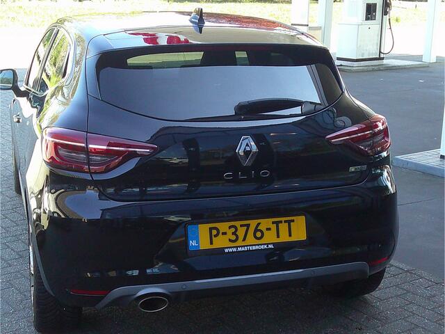 Renault CLIO 1.0 TCe R.S. Line Staat in De Krim