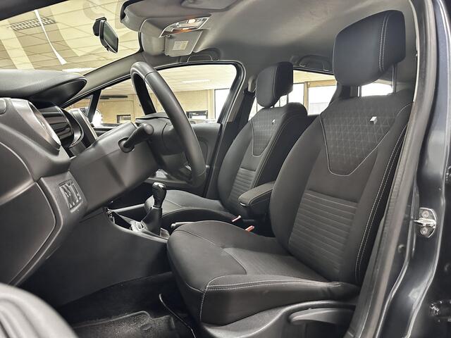 Renault CLIO Estate 0.9 TCe Limited/ DAB+/ Navi/ Airco/ Cruise/ Elek. pakket/ Isofix/ Bluetooth/ Armsteun/ Multi. LEDER. Stuur/ Mistl./ 16'' LMV/ Extra getint glas/ PDC/ Dakrails/ Chroom.