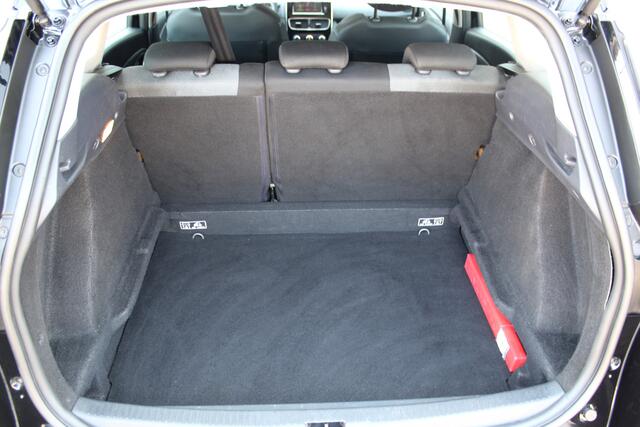 Renault CLIO Estate 0.9-90pk TCe Zen. Nette en praktische Renault Clio Estate voor nog jaren comfortabel rijplezier. Airco, cruise control, navigatie, telefoonvoorb., trekhaak, elektr. ramen, centr. vergr. etc.