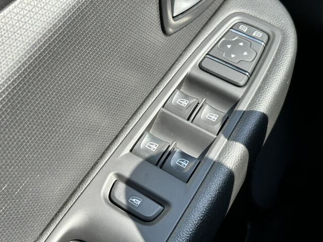Renault CLIO 0.9 TCe Limited | PARKEERSENSOREN | NAVIGATIE | BLUETOOTH | AFNEEMBARE TREKHAAK |