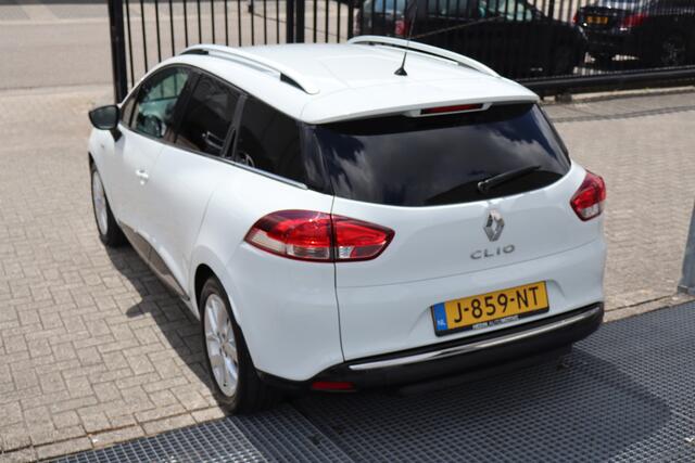 Renault CLIO Estate 0.9 TCe Limited Nederlandse auto! Navigatie/Parkeersensoren/Cruise control/Keyless/Bluetooth/Airco/Bass reflex audio/Elektrische ramen/Elektrisch verstelbare spiegels/16'' Lichtmetalen velgen.