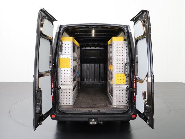 Renault MASTER 2.3DCI 135PK L2H2 | Werkplaats/Kastinrichting | Navigatie | Camera | Trekhaak | 3-Persoons | Cruise