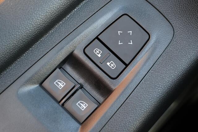 Renault MASTER T35 2.0 dCi 170 L2H2 DC | 6-Zitter | Navigatie | Camera | CarPlay | LED Koplampen | DAB | PDC V+A | Cruise control | Nieuwe APK | Dubbel cabine | Uniek