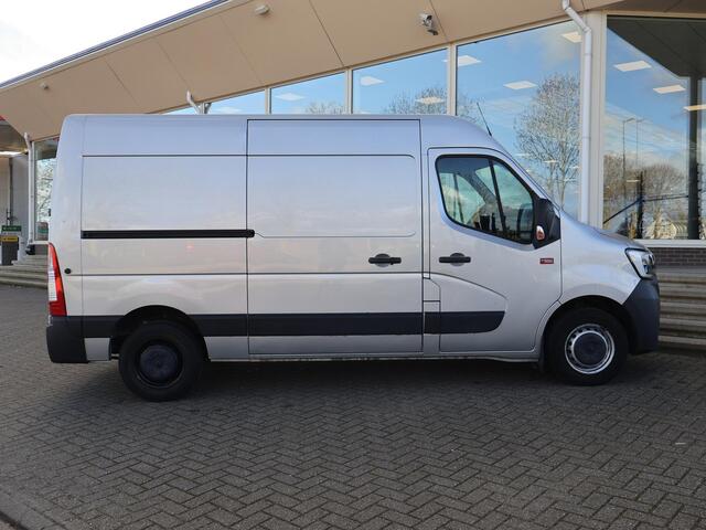 Renault MASTER T35 2.3 dCi 150 PK AUTOMAAT L2H2 + CARPLAY | CAMERA | 2500 KG TREKHAAK | CRUISE | NAVIGATIE