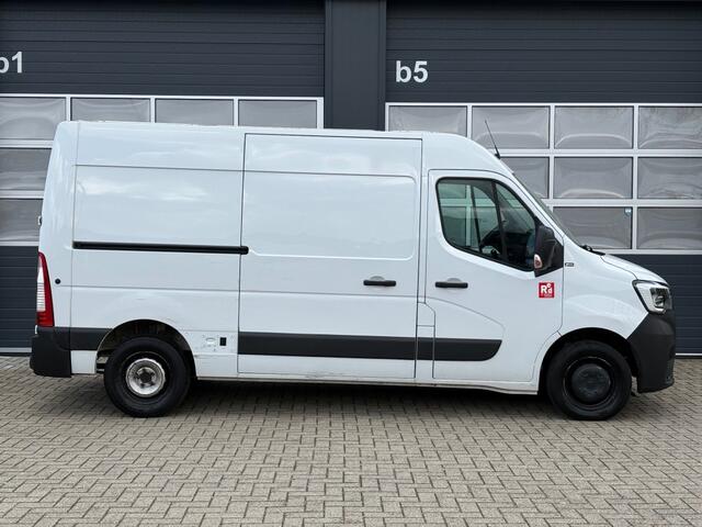 Renault MASTER Red 2.3 dCi 150PK L2H2 35T / Cruise / LED / Camera / Trekhaak / Airco / PDC / Navi / Bluetooth / Draadloze telefoonlader