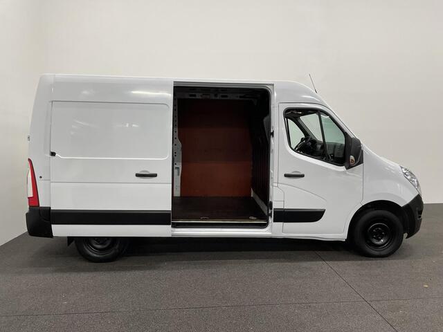 Renault MASTER T35 2.3 dCi L2H2 130PK Airco Cruise Control Navigatie Parkeersensoren 2-zits