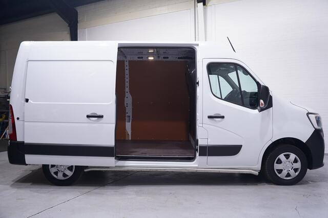 Renault MASTER 2.3 dCi 135 pk L2H2 Navi, Camera, Trekhaak, NAP BPM Vrij, Laadruimte Pakket, PDC V+A, 3-Zits