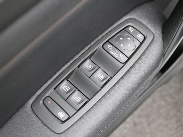 Renault MEGANE Estate 1.3 TCe Bose / Dealer onderhouden / 1.700 kg trekgewicht / Trekhaak / All Seasonbanden