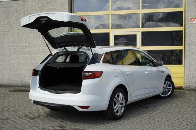 Renault MEGANE Estate 1.5 dCi Eco2 Zen BJ2017 Led | Pdc | Navi | Climate control | Cruise control | Getint glas | Distributieriem is vervangen!