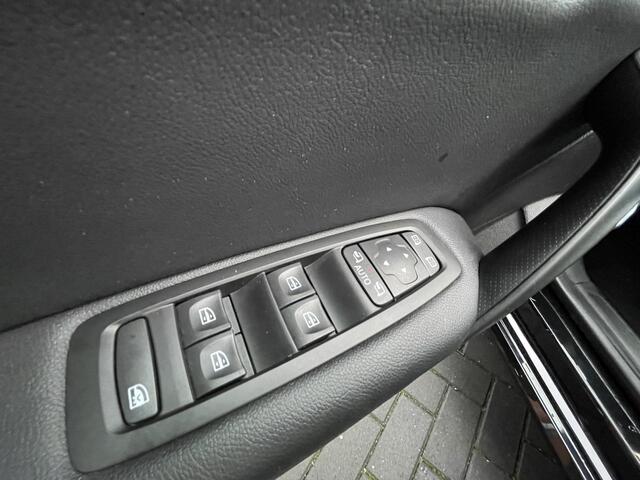 Renault MEGANE 1.3 TCe Business Edition One / automaat / panoramadak / elektrische stoelen / boze geluidsysteem / dodehoeksensoren / achteruitrijcamera / parkeersensoren