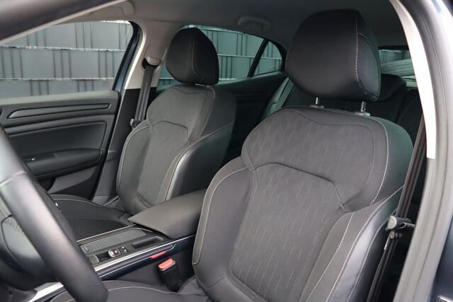 Renault MEGANE 1.3 TCe Limited | Cruise Control | Stoelverwarming | Trekhaak | Navigatie | Climate Control | Carplay