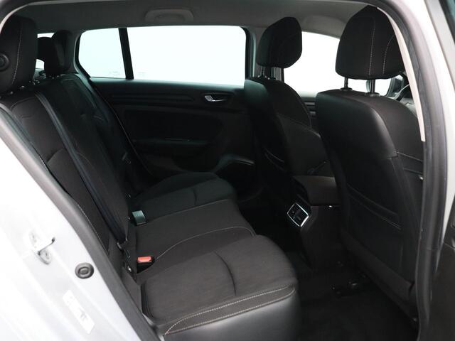 Renault MEGANE Estate 140pk TCe Limited | PDC | Achteruitrijcamera | Keyless | Trekhaak.