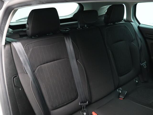 Renault MEGANE Estate 140pk TCe Limited | PDC | Achteruitrijcamera | Keyless | Trekhaak.