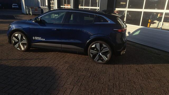 Renault MEGANE E-Tech comfort range iconic 60 kWh / Pack Advanced Driving Assist / All Season Banden / Betreft Demo vraag naar beschikbaarheid