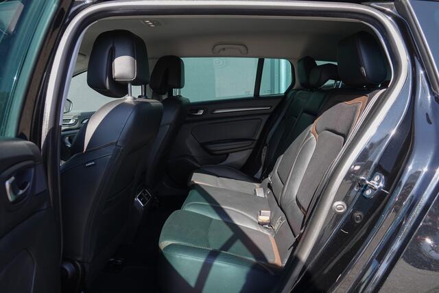 Renault MEGANE Estate 1.2TCe 132Pk Aut. | Signature Exclusiv | Leder | Head-Up display | Achteruitrijcamera | Bose-Soundsyteem | 17''