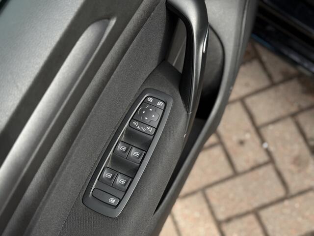 Renault MEGANE Estate 1.3 TCe Business Zen Automaat!!1700kg Trekgewicht!! | Camera | Trekhaak | PDC V+A | Navigatie | Bluetooth | Led | Keyless | RIJKLAARPRIJS INCL 12 MAANDEN GARANTIE EN BEURT