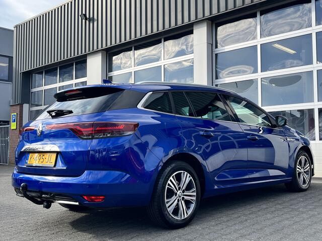 Renault MEGANE Estate 1.3 TCe Intens Airco Trekhaak 1700kg trekgewicht Cruise control Head up display Parkeersensoren voor en achter Telefoonverbinding Stuurwielbediening 5-Persoons Navigatiesysteem Lichtmetalenvelgen