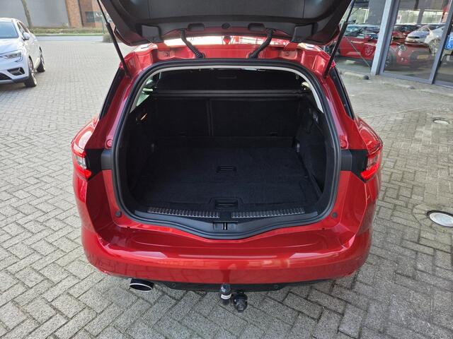 Renault MEGANE Estate 132pk TCe Bose | Navi | Camera | Trekhaak | 1700kg trekgewicht