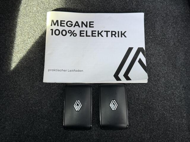 Renault MEGANE E-Tech EV40 Boost Charge Equilibre Automaat / Dealer Onderhouden / Achteruitrijcamera / Navigatie Apple Carplay Android / 18" LM met All season banden / DAB /