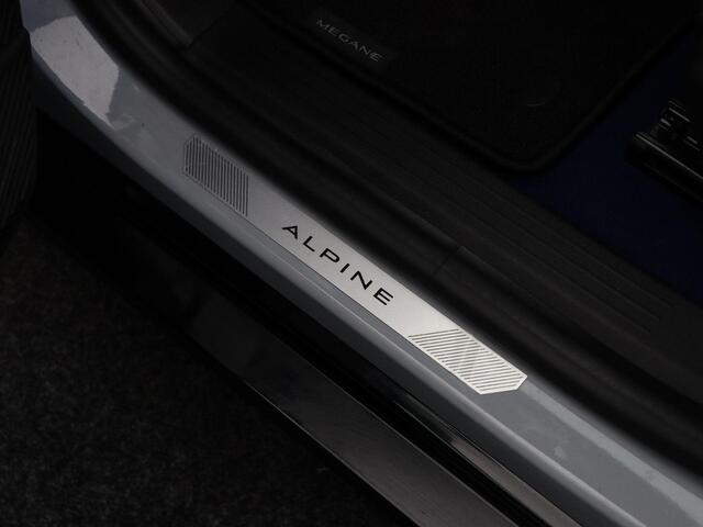 Renault MEGANE E-Tech comfort range esprit alpine 60 kWh | Stoel-stuurverwarming | Elektrisch bedienbare stoelen | Achteruitrijcamera | Warmtepomp |