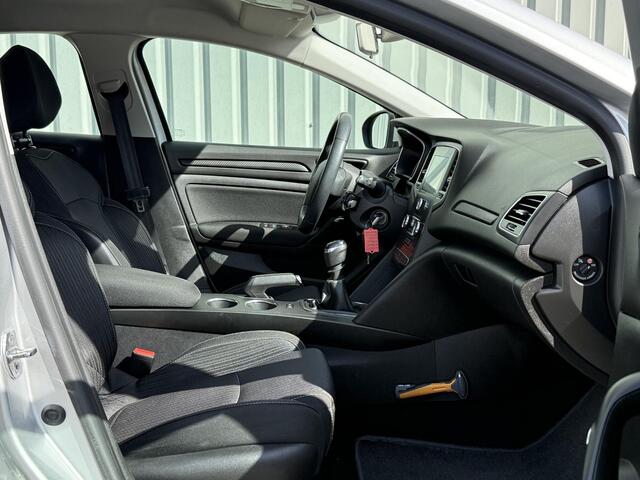 Renault MEGANE Estate 1.3 TCe Zen / Trekhaak 1700 KG / All Seasonbanden / Navigatie / Camera / Bluetooth / Netjes Onderhouden / Cruise Control / Climate Control /